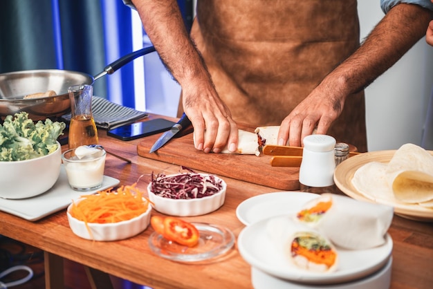 Kucharz przygotowujący przystawkę