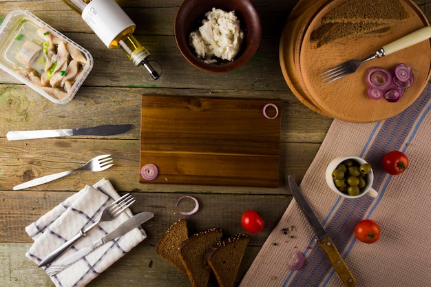 Stół z przyborami kuchennymi